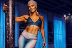 Дженнифер Лопес взорвала соцсети своей идеальной формой