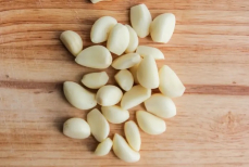 Как почистить чеснок за десять секунд — этот хитрый лайфхак облегчит вам жизнь