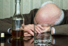Врач назвал заболевания, которые повышают риски развития алкоголизма или наркомании