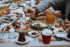 Как найти вкусную местную еду в путешествиях