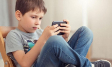 Сколько времени детям можно проводить в телефоне