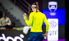 Елена Рыбакина вызвала восторг мощным ударом на турнире в Дохе. Видео