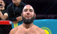 Быстрым нокаутом закончился бой непобеждённого чемпиона из Казахстана против россиянина. Видео