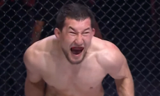 Непобеждённый казахстанский боец нокаутировал россиянина и стал новым чемпионом. Видео