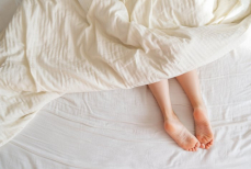 Почему женщинам советуют спать без белья — объяснение врача