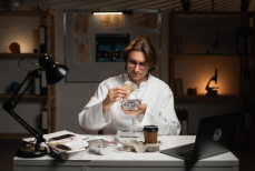 Почему работа в ночную смену заставляет есть больше и толстеть