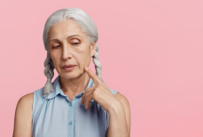 Назван средний возраст появления очевидных признаков старения