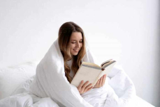 Почему вечернее чтение полезнее смартфона