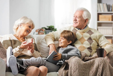 Можно ли бабушкам и дедушкам баловать внуков? Ответ психолога