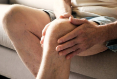 Врач рассказал о современных методах лечения варикоза