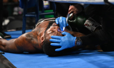 Боксёр упал в обморок после столкновения головами. Видео