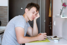 Терапевт рассказала о причинах сонливости после еды