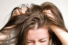 Врач назвал неочевидные причины зуда кожи головы