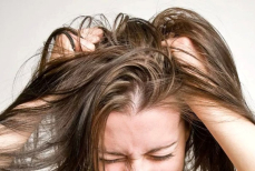 Врач назвал неочевидные причины зуда кожи головы