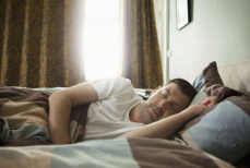 Эксперт по сну назвал причину пробуждения в три часа ночи