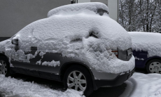 Машина под снегом — как правильно откопать авто и почему нельзя ехать с сугробом на крыше