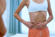 Врач рассказал, как распознать анорексию у близкого