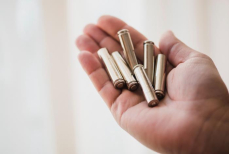 Врач предупредил, чем опасно хранение использованных батареек дома