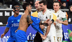 Матч Бундеслиги обернулся жесткой стычкой футболистов. Видео