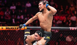 «Победил без проблем». Зарубежный инсайдер оценил дебют казахстанца в UFC