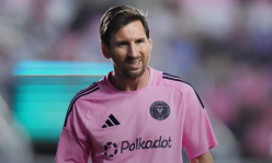 Фанаты прорвались на поле и повалили Месси после его победного гола. Видео