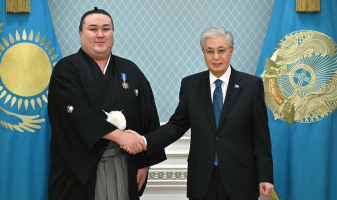 Касым-Жомарт Токаев встретился с борцом сумо из Казахстана