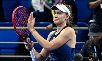 Елена Рыбакина учинила разгром на старте турнира в Дубае