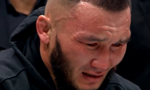 Казахстанского бойца включили в Зал Славы и довели до слез. Видео