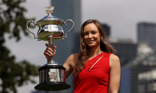 Елена Рыбакина взяла трофей Australian Open и вызвала овации в шикарном платье. Видео