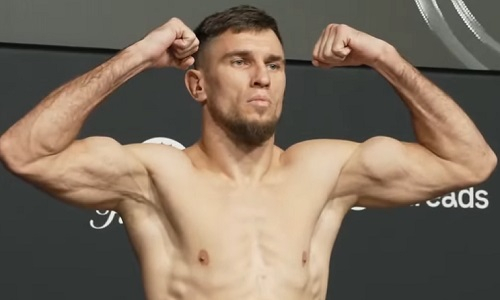 Боец из Казахстана прошел взвешивание перед поединком с ветераном UFC