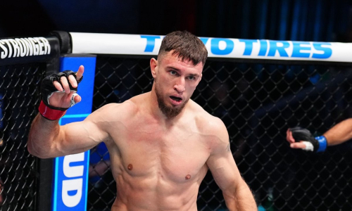 Казахстанский боец получил бонус за нокаут в UFC и вошел в историю