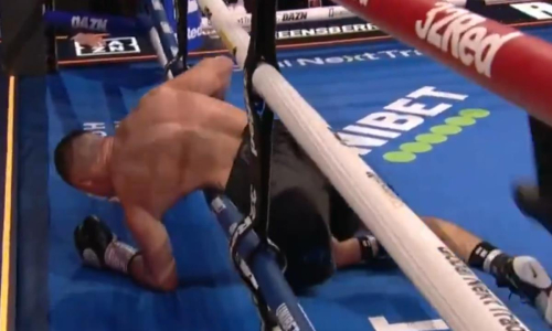 Непобеждённый чемпион мира по боксу сенсационно улетел в нокаут. Видео