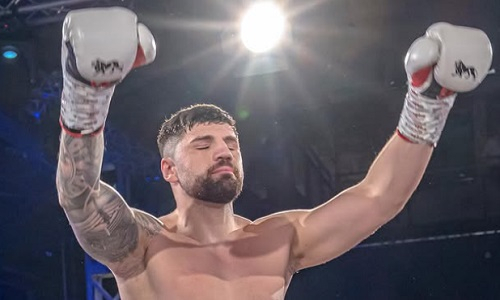 Боксер из Казахстана нокаутом выиграл титул чемпиона мира и завершил карьеру