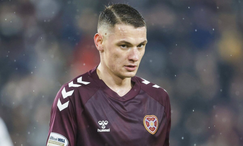 «Уверенно действовал». В Шотландии оценили дебют Чеснокова в «Хартсе»