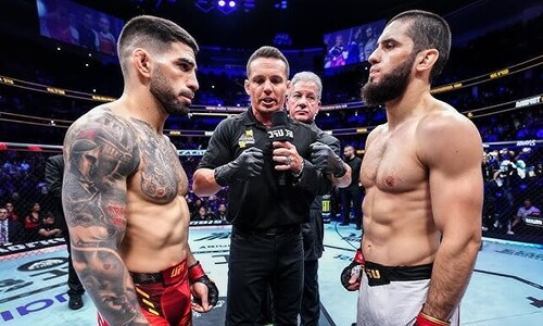 Махачев принял решение по супербою с Топурией