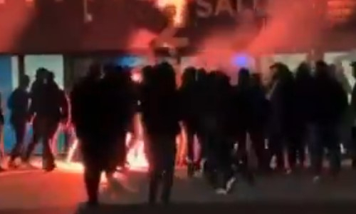 Протест фанатов во Франции перерос в поджоги и хаос. Видео