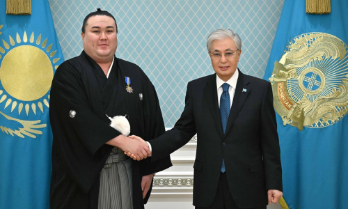 Касым-Жомарт Токаев встретился с борцом сумо из Казахстана