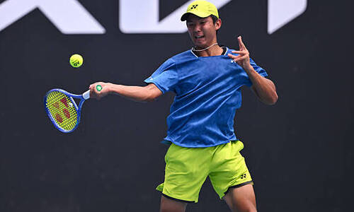 Разгромом в двух сетах завершился матч казахстанца на международном турнире