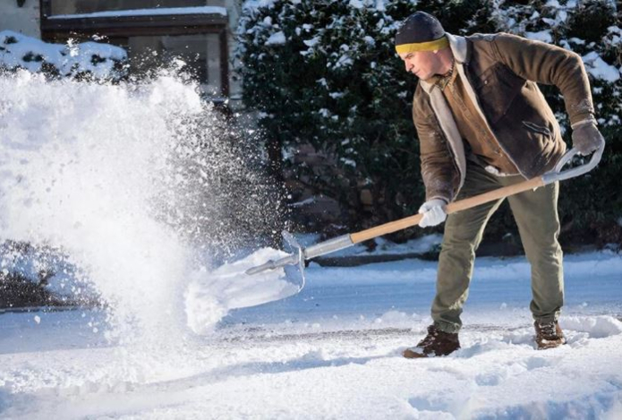 Сколько калорий можно сжечь при уборке снега