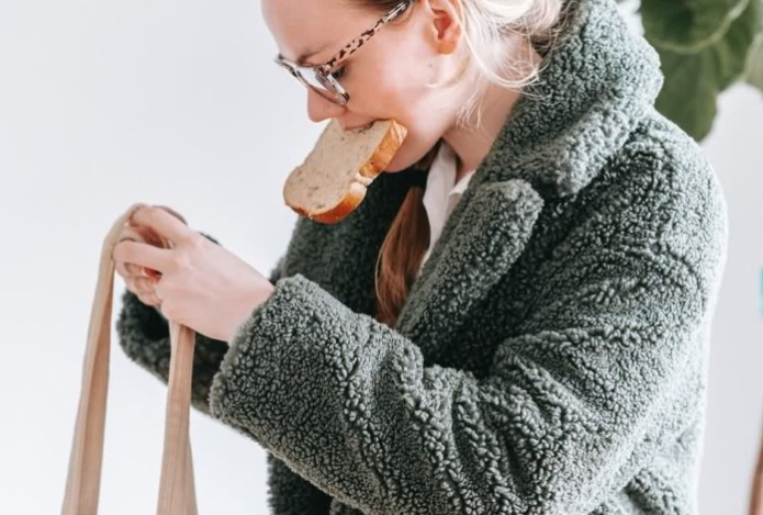 Почему денег всегда не хватает — причина может лежать у вас в сумке