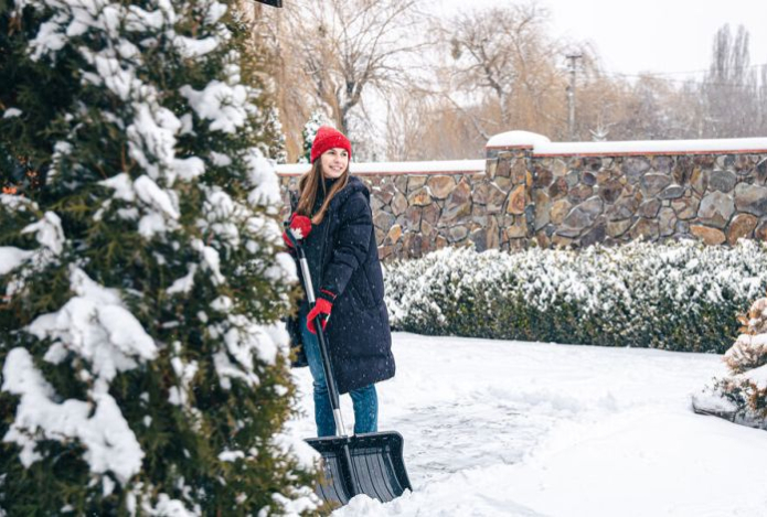 Как не травмировать спину при уборке снега