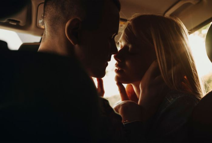 Кому грозит кариес из-за поцелуев