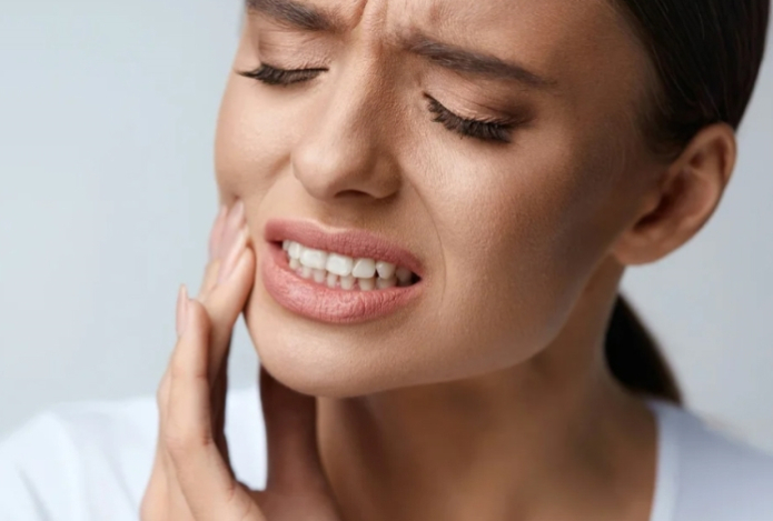 Стоматолог раскрыл опасность отбеливающих полосок с маркетплейсов