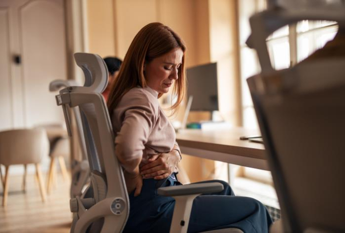 Сидите ровно, а спина устает? Эти пять причин вас удивят