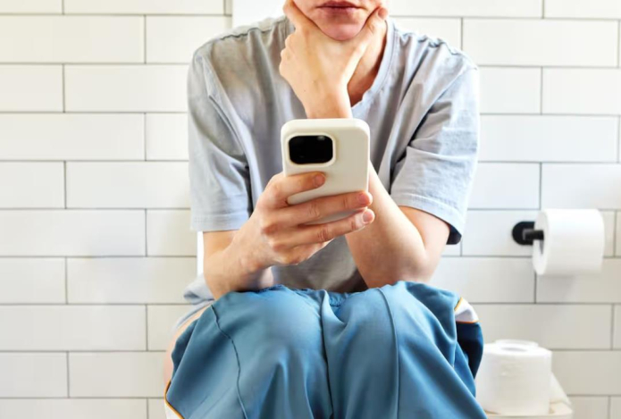 Стало известно неожиданное последствие долгого сидения на унитазе