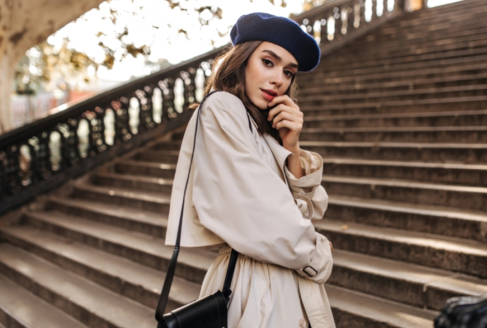 Стилист объяснил, как носить тренчи и куртки с заниженной талией