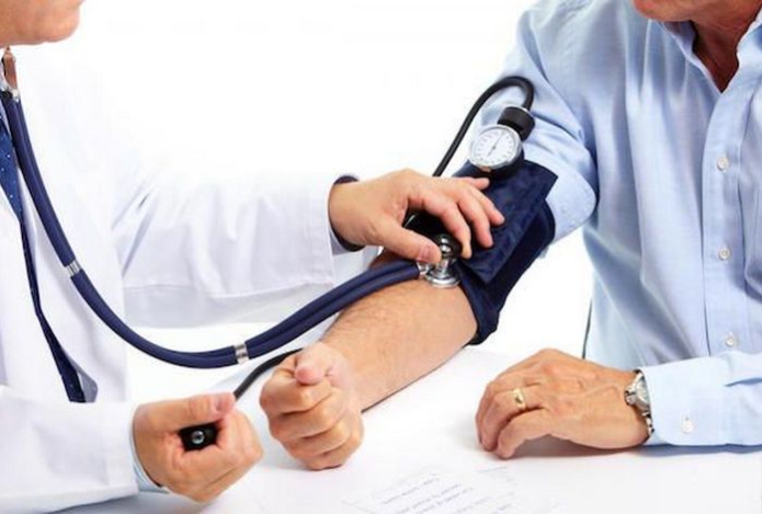 Врачи назвали простые способы снизить давление и риск инфаркта