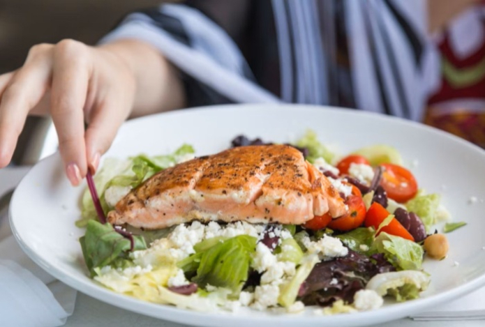 Врач развенчала главный миф о вреде еды по вечерам