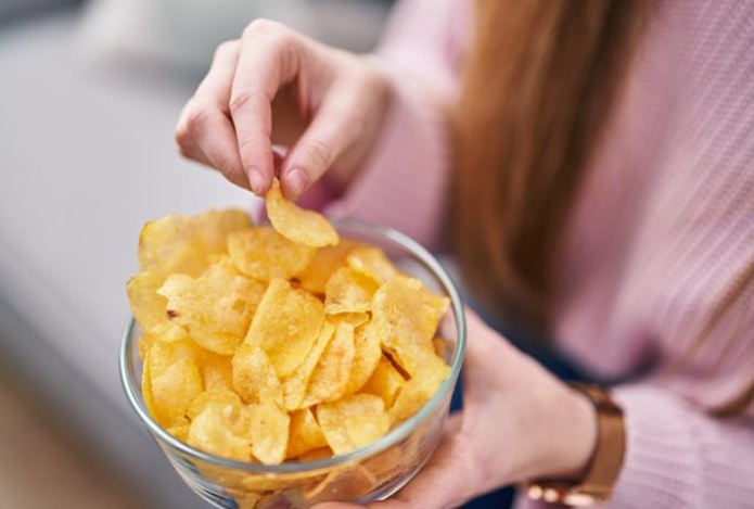 Врач объяснила причины зависимости от чипсов