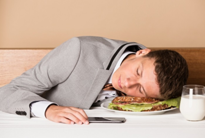 Почему после плотного обеда кружится голова и резко тянет в сон